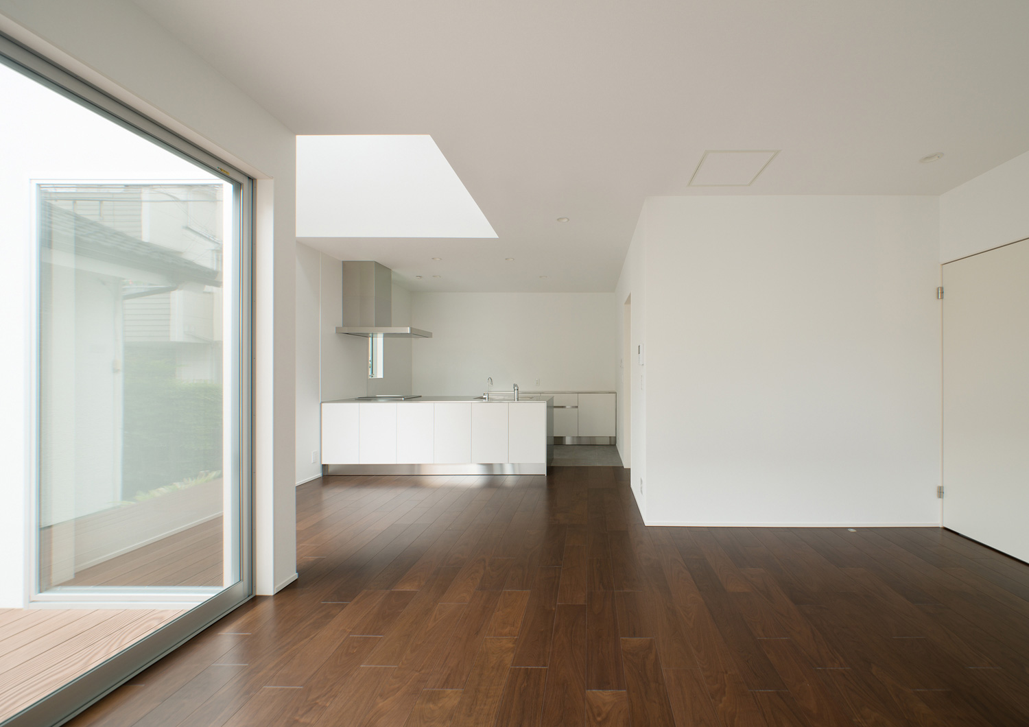 テラスに面した大きな窓があるウォルナットのフローリングのLDK・デザイン住宅 注文住宅・デザイン住宅建築実例_『CASE522 LAYER – HOUSE』_LDK