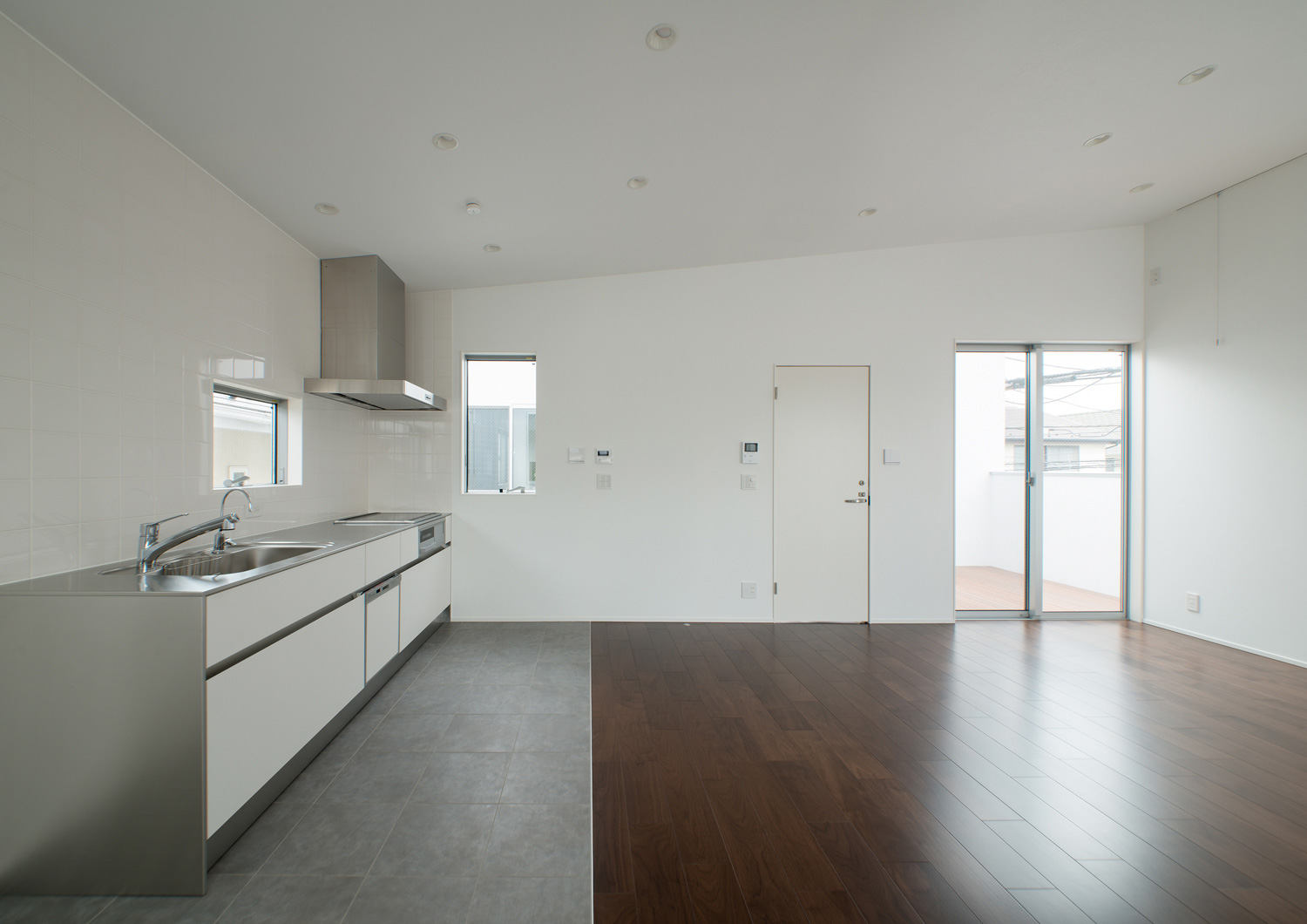 キッチン部分の床が切り替わっている明るいLDK・デザイン住宅 注文住宅・デザイン住宅建築実例_『CASE522 LAYER – HOUSE』_LDK