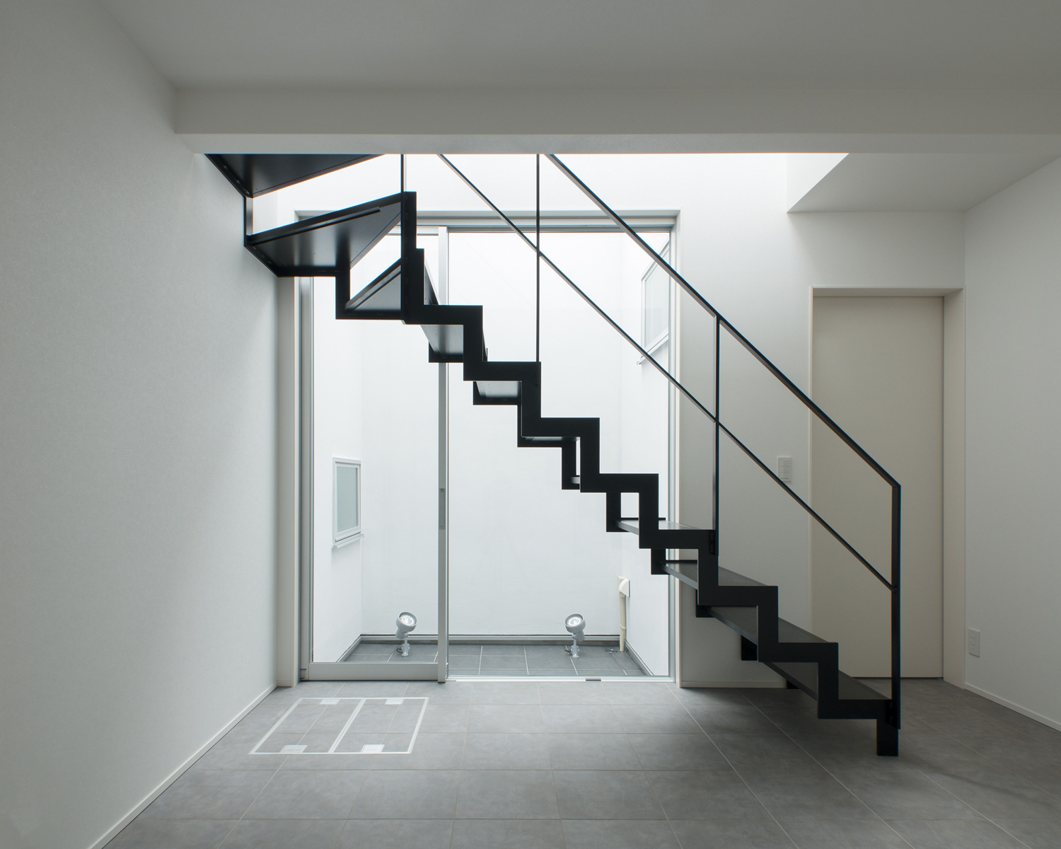 窓際にある、おしゃれなアイアンのスケルトン階段・デザイン住宅 注文住宅・デザイン住宅建築実例_『CASE522 LAYER – HOUSE』_階段