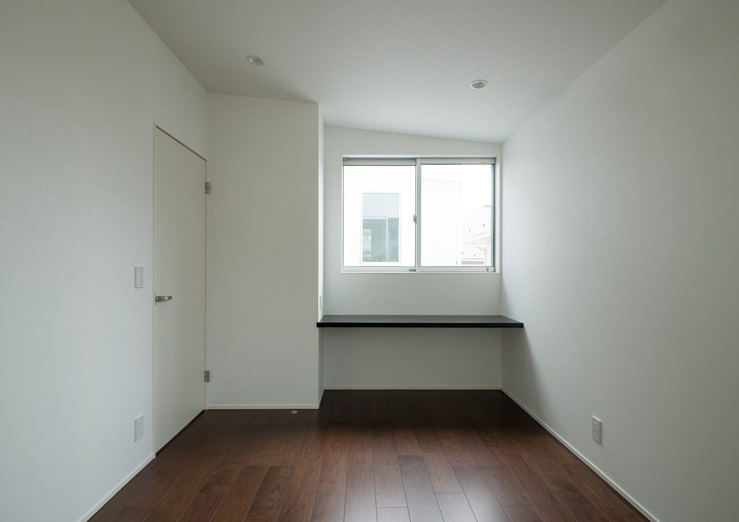 窓際に壁付けデスクを取り付けたウォルナットのフローリングの寝室・デザイン住宅 注文住宅・デザイン住宅建築実例_『CASE522 LAYER – HOUSE』_寝室