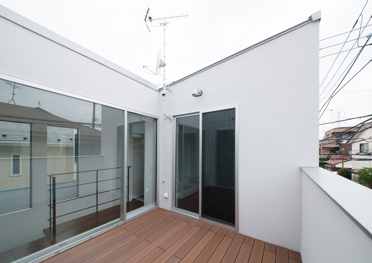室内に面した窓があるウッドデッキのバルコニー・デザイン住宅 注文住宅・デザイン住宅建築実例_『CASE522 LAYER – HOUSE』_テラス・バルコニー