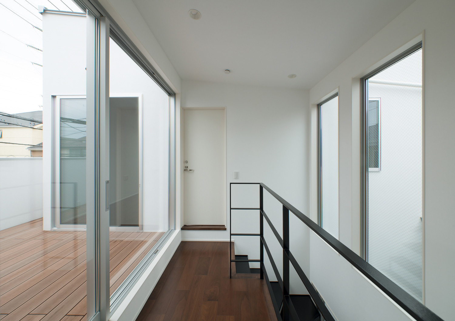 廊下に面したウッドデッキのバルコニー・デザイン住宅 注文住宅・デザイン住宅建築実例_『CASE522 LAYER – HOUSE』_廊下