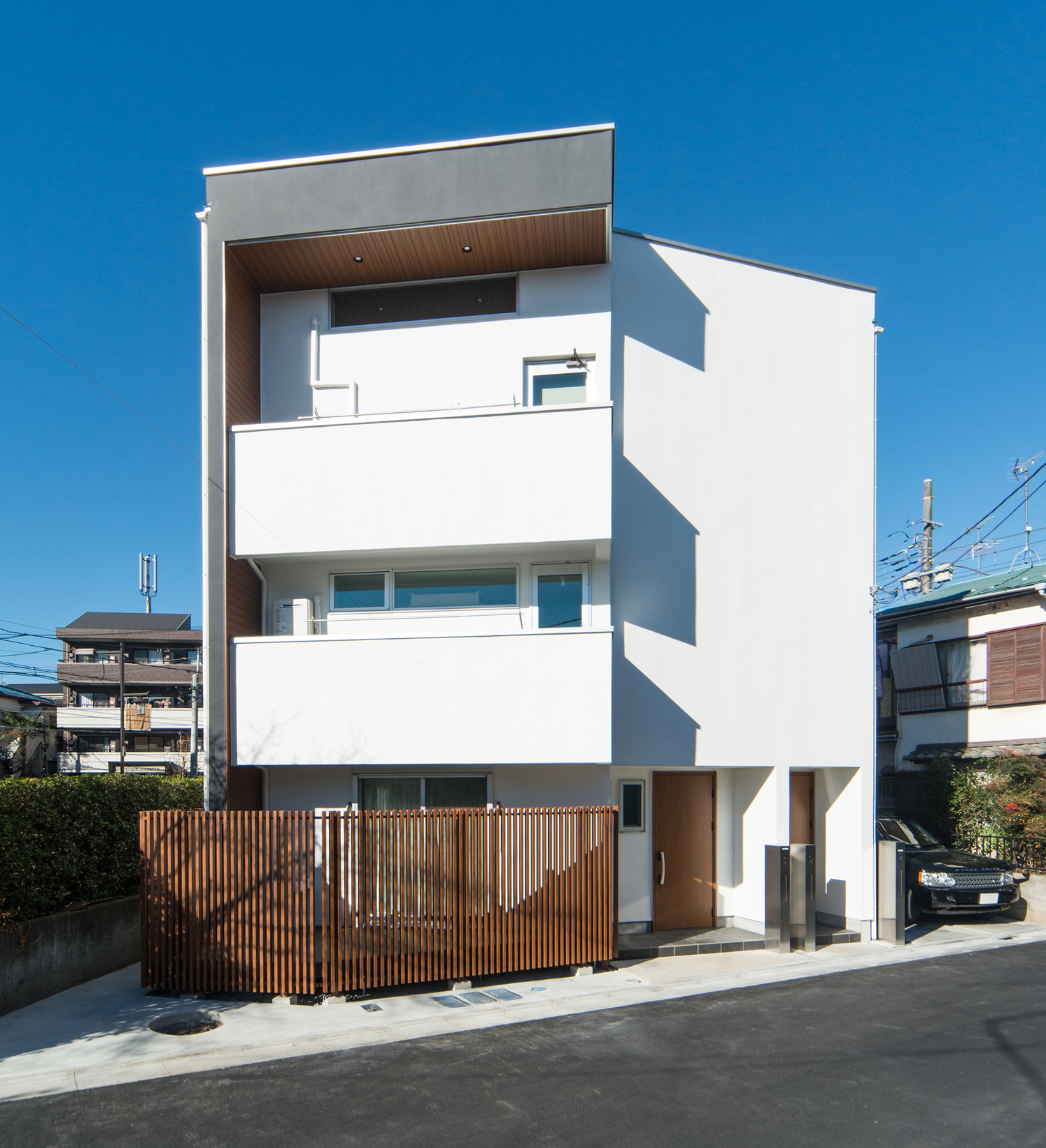 白い外壁に木のルーバーの目隠しがあるナチュラルな三階建て住宅・デザイン住宅 注文住宅・デザイン住宅建築実例_『CASE523 くのじのいえ』_外観