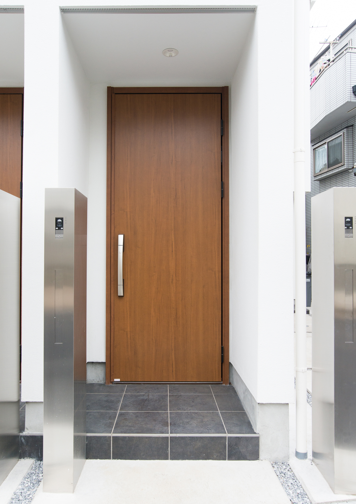 ステンレスのオスポールがあるシンプルな玄関・デザイン住宅 注文住宅・デザイン住宅建築実例_『CASE523 くのじのいえ』_外観