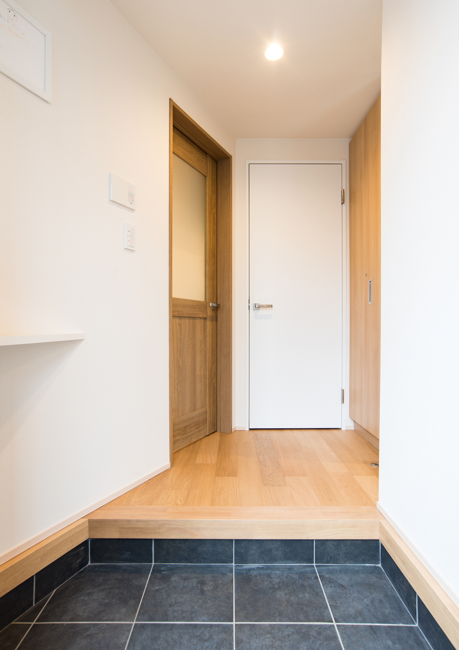 白い壁とフローリングのナチュラルな室内・デザイン住宅 注文住宅・デザイン住宅建築実例_『CASE523 くのじのいえ』_玄関