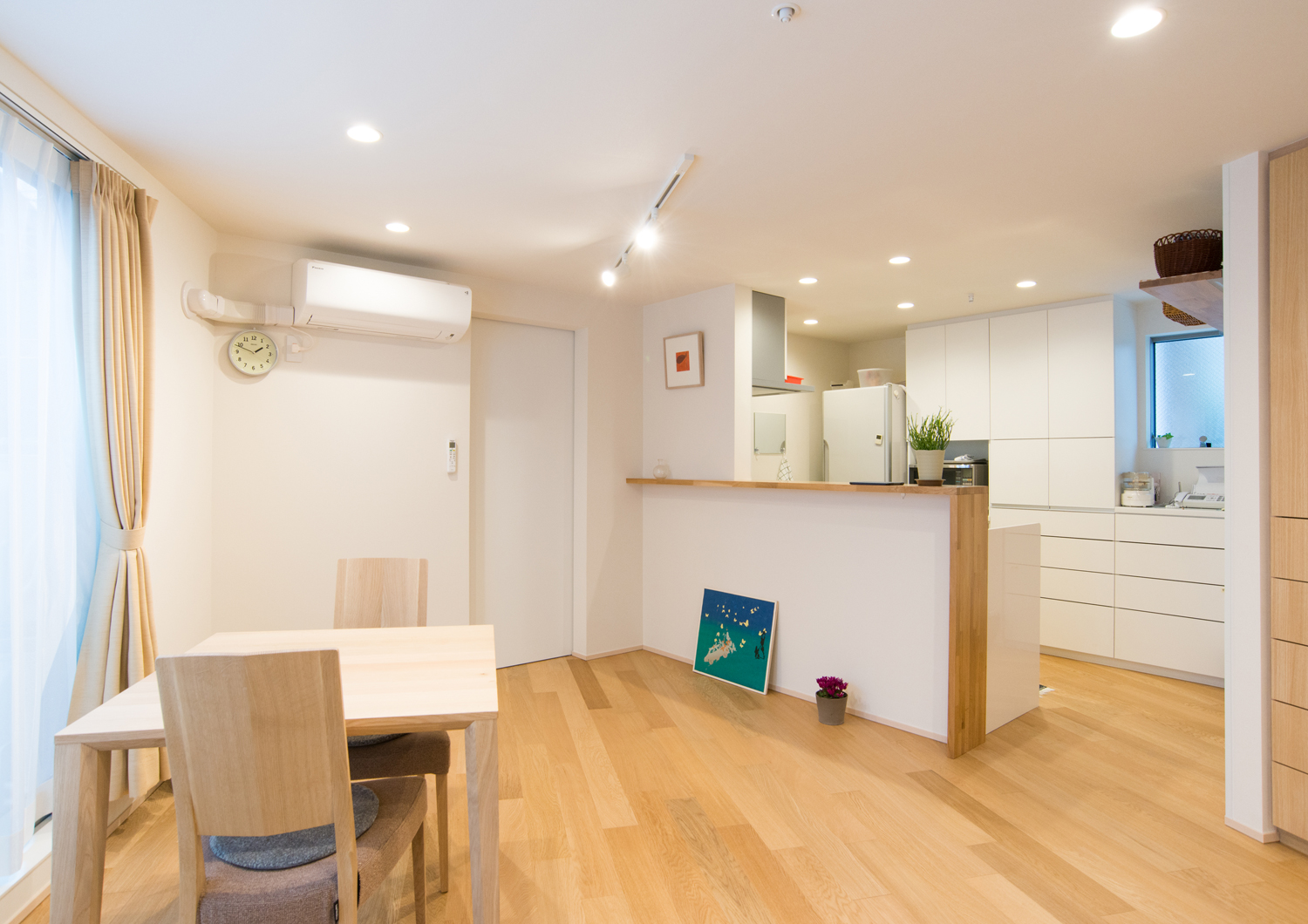 腰壁付きのキッチンがあるシンプルなLDK・デザイン住宅 注文住宅・デザイン住宅建築実例_『CASE523 くのじのいえ』_LDK