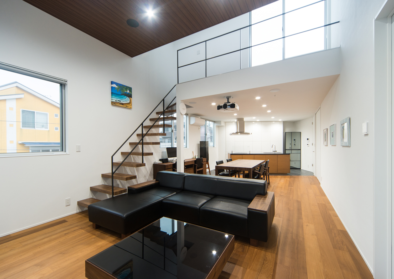 木目の天井でロフトがある吹き抜けのおしゃれなLDK・デザイン住宅 注文住宅・デザイン住宅建築実例_『CASE523 くのじのいえ』_LDK