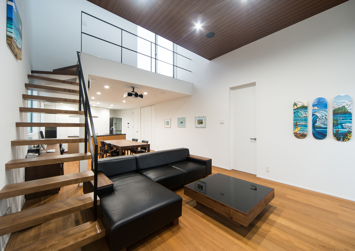 黒い革のL字ソファーがあるシックなLDK・デザイン住宅 注文住宅・デザイン住宅建築実例_『CASE523 くのじのいえ』_LDK