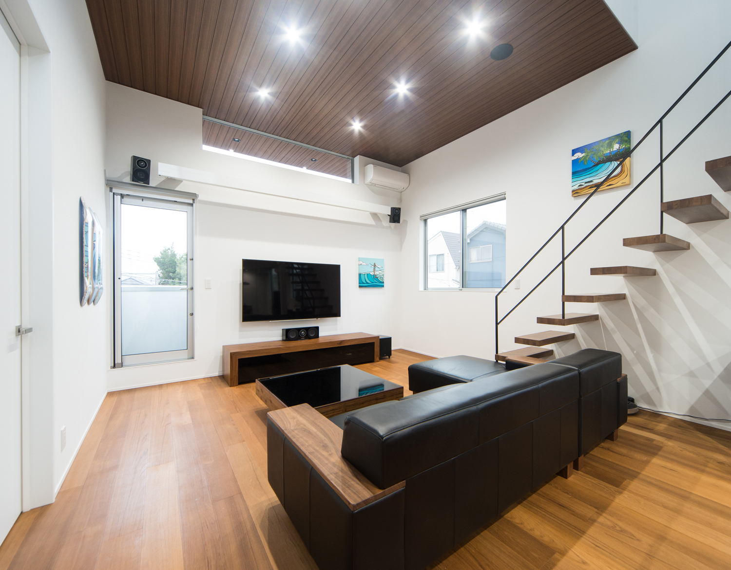 天井近くにスリット窓を設けた開放感のあるLDK・デザイン住宅 注文住宅・デザイン住宅建築実例_『CASE523 くのじのいえ』_LDK