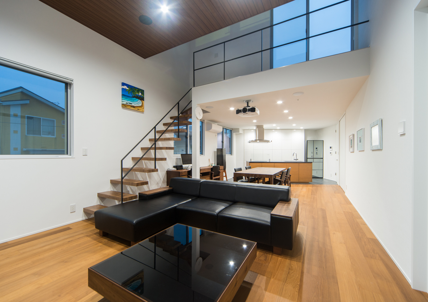 黒い手すりのリビングイン階段とロフトがある吹き抜けのLDK・デザイン住宅 注文住宅・デザイン住宅建築実例_『CASE523 くのじのいえ』_LDK