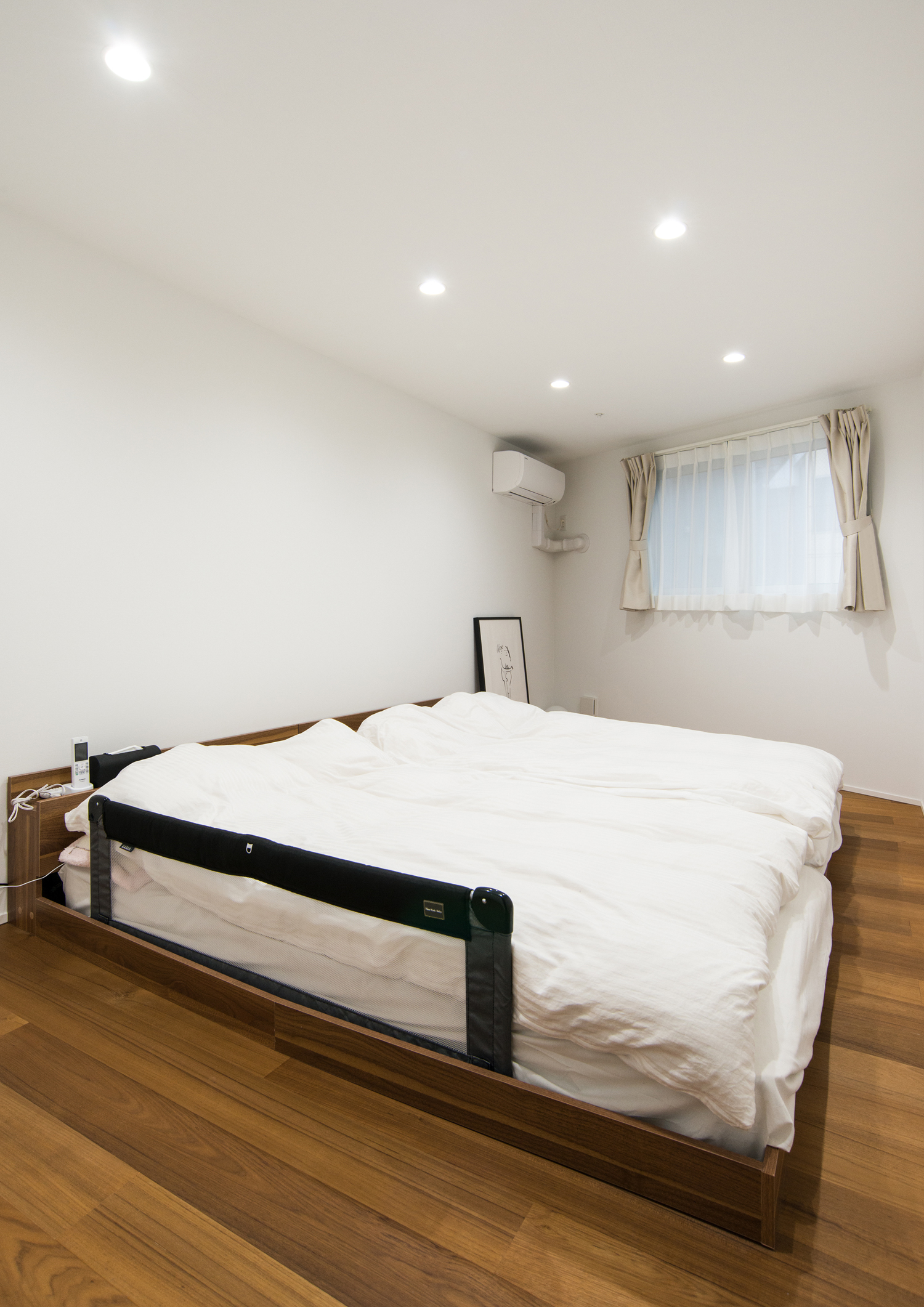 ベッドを二台並べたシンプルな寝室・デザイン住宅 注文住宅・デザイン住宅建築実例_『CASE523 くのじのいえ』_寝室