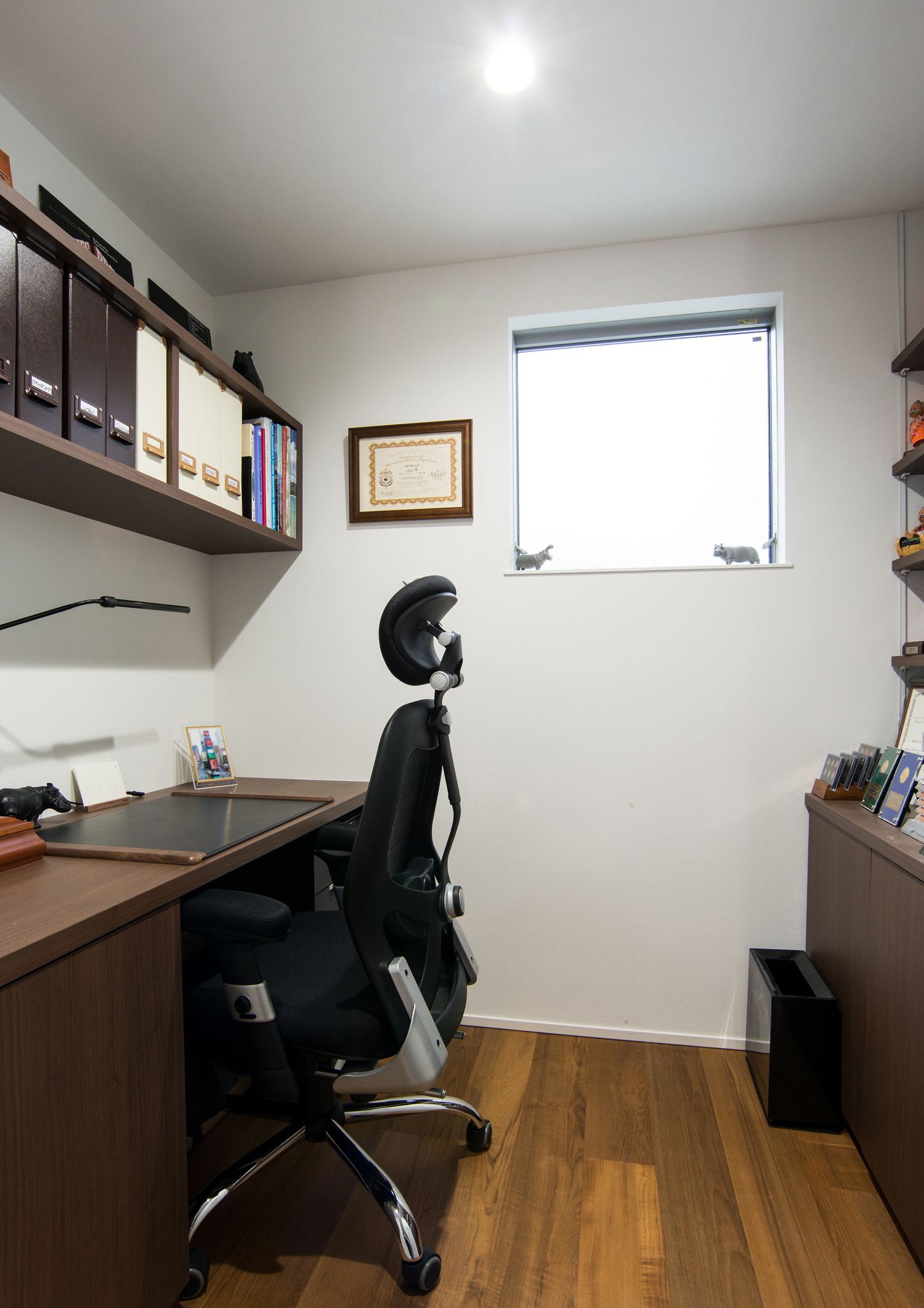 壁付けデスクと本棚を取り付けたコンパクトな書斎・デザイン住宅 注文住宅・デザイン住宅建築実例_『CASE523 くのじのいえ』_書斎