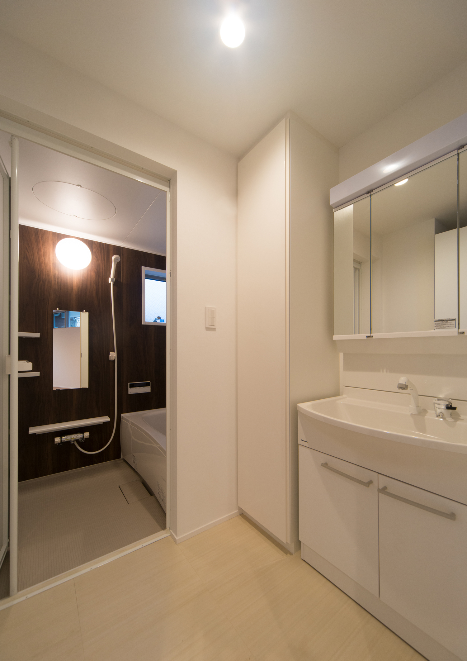 白を中心としたシンプルで清潔感のある洗面所・デザイン住宅 注文住宅・デザイン住宅建築実例_『CASE523 くのじのいえ』_浴室・洗面所