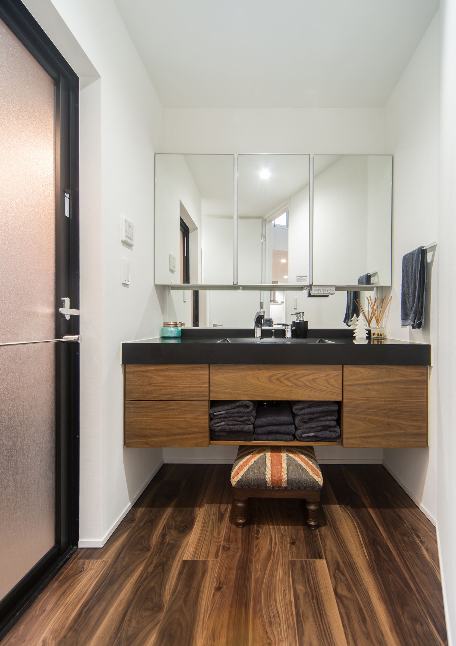 木の収納棚があるシンプルな洗面所・デザイン住宅 注文住宅・デザイン住宅建築実例_『CASE523 くのじのいえ』_浴室・洗面所