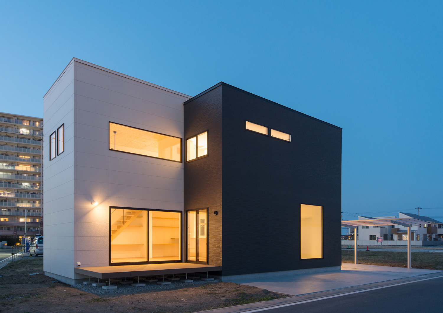 テラスに面した窓やスリット窓から光が漏れる夜の外観 注文住宅・デザイン住宅建築実例_『CASE526 Two-tone』_外観