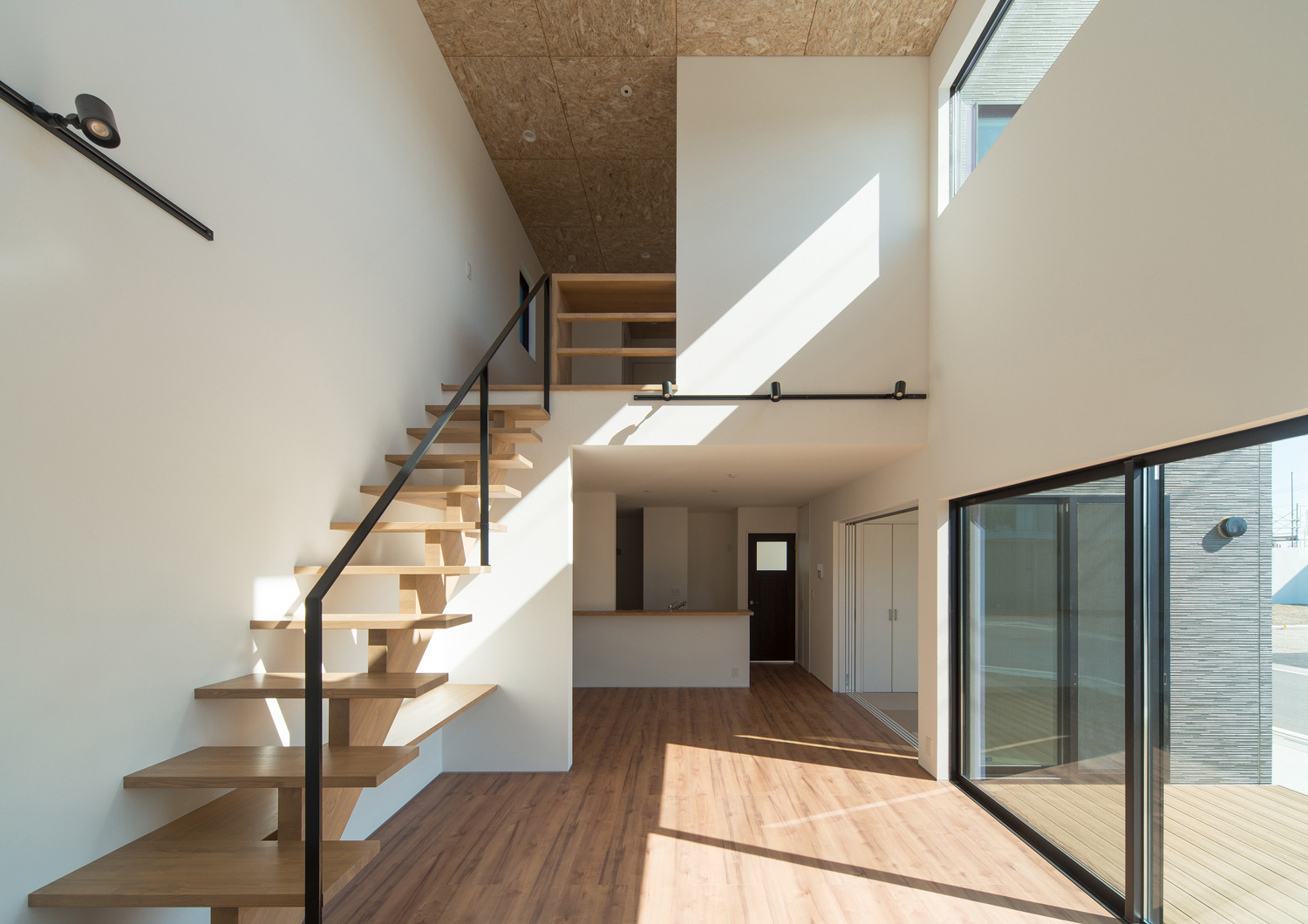 ウッドデッキのテラスとフラットに繋がる明るく広々としたLDK・デザイン住宅 注文住宅・デザイン住宅建築実例_『CASE526 Two-tone』_LDK