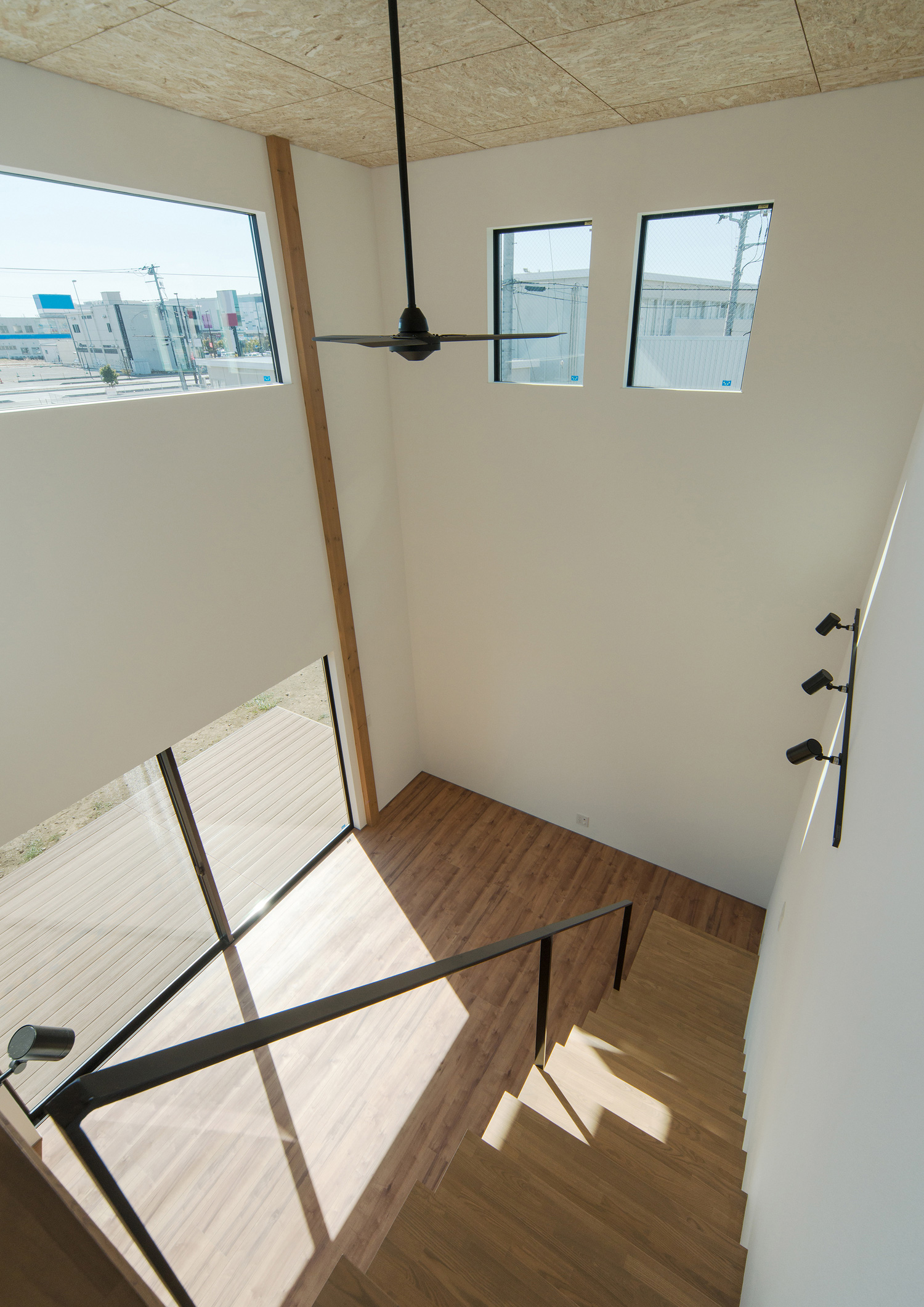 吹き抜けの二階から一階のLDKを見た様子・デザイン住宅 注文住宅・デザイン住宅建築実例_『CASE526 Two-tone』_LDK