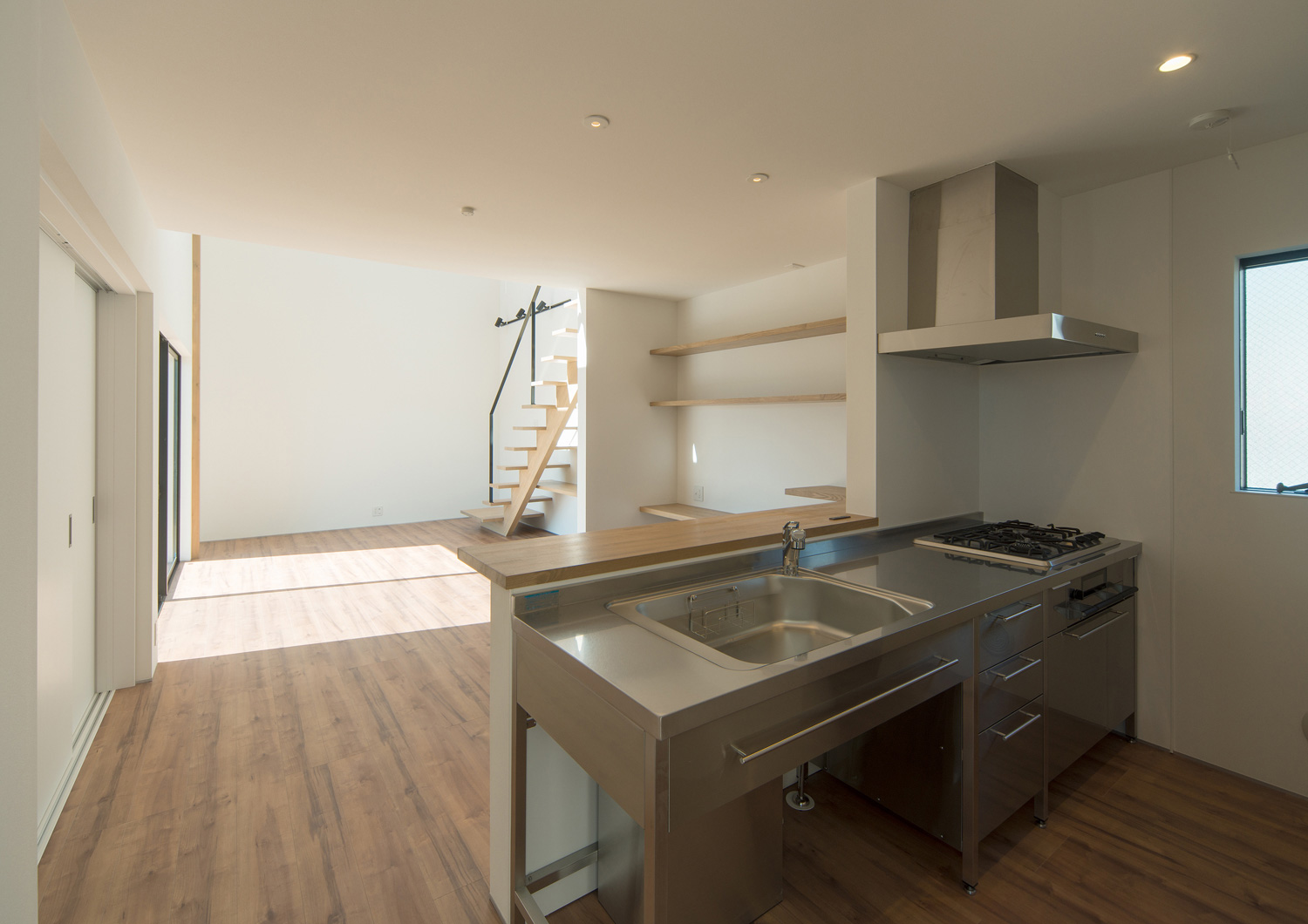 リビングを見渡すことが出来る、ステンレスのスタイリッシュなキッチン・デザイン住宅 注文住宅・デザイン住宅建築実例_『CASE526 Two-tone』_キッチン