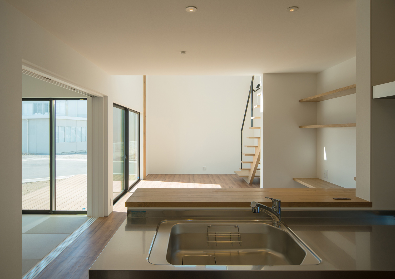 白と木材を中心とした明るくナチュラルなLDK・デザイン住宅 注文住宅・デザイン住宅建築実例_『CASE526 Two-tone』_キッチン