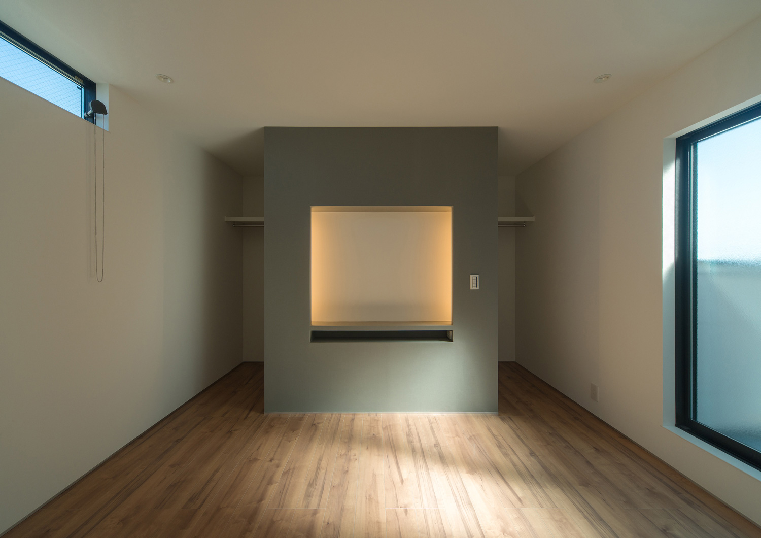 間接照明を取り付けたニッチがあるホテルライクな寝室・デザイン住宅 注文住宅・デザイン住宅建築実例_『CASE526 Two-tone』_寝室