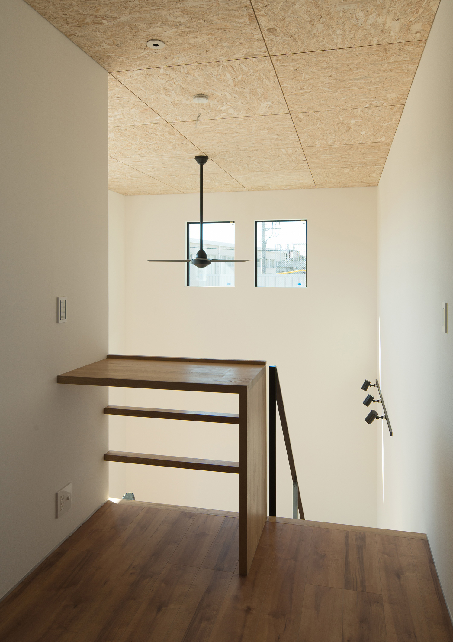 吹き抜けに面したワークスペースがある開放的な空間・デザイン住宅 注文住宅・デザイン住宅建築実例_『CASE526 Two-tone』_書斎