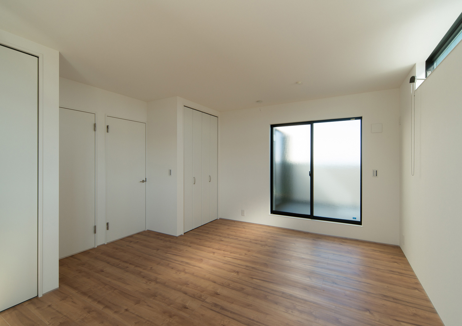 曇りガラスの窓を取り付けたプライバシー性の高い子供部屋・デザイン住宅 注文住宅・デザイン住宅建築実例_『CASE526 Two-tone』_子供部屋