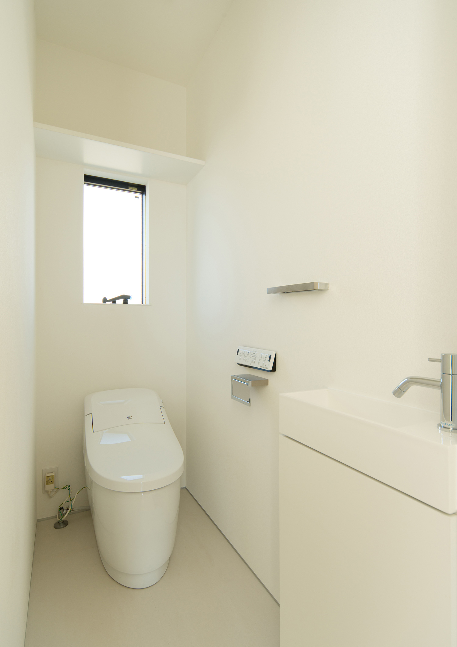 白で統一した薄型手洗いのあるトイレ・デザイン住宅 注文住宅・デザイン住宅建築実例_『CASE526 Two-tone』_トイレ