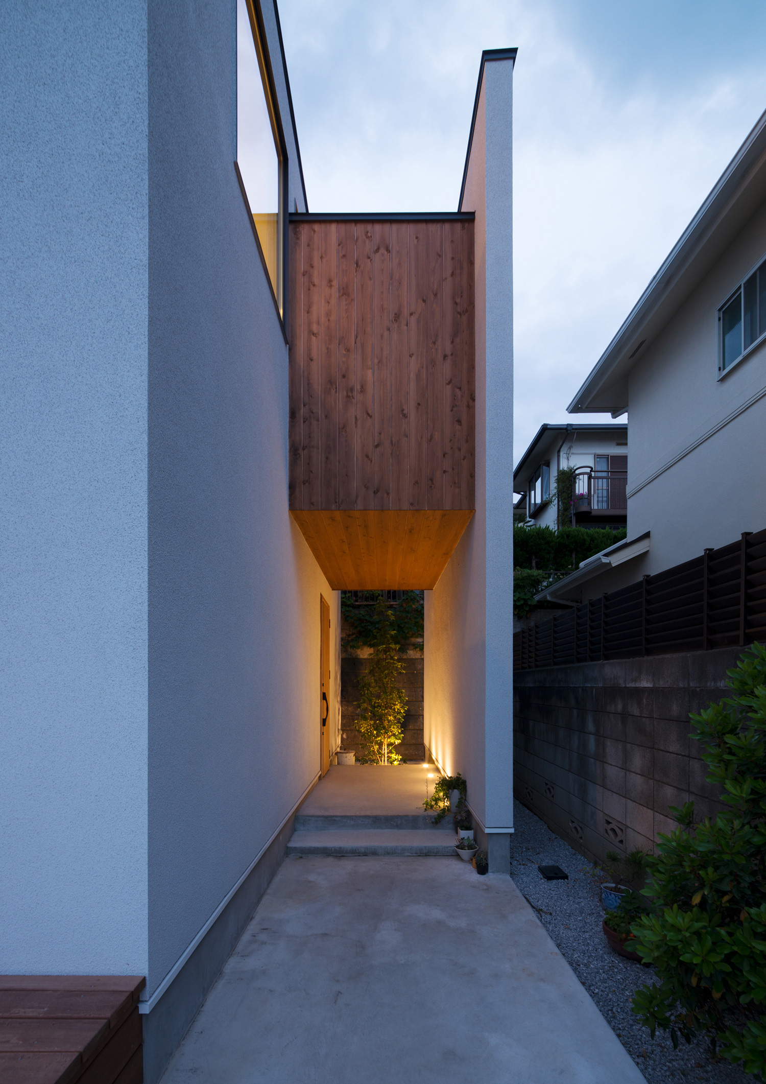 足元に間接照明を埋め込んだ目隠し壁のあるおしゃれな玄関・デザイン住宅 注文住宅・デザイン住宅建築実例_『CASE530 ミクストメディア』_外観