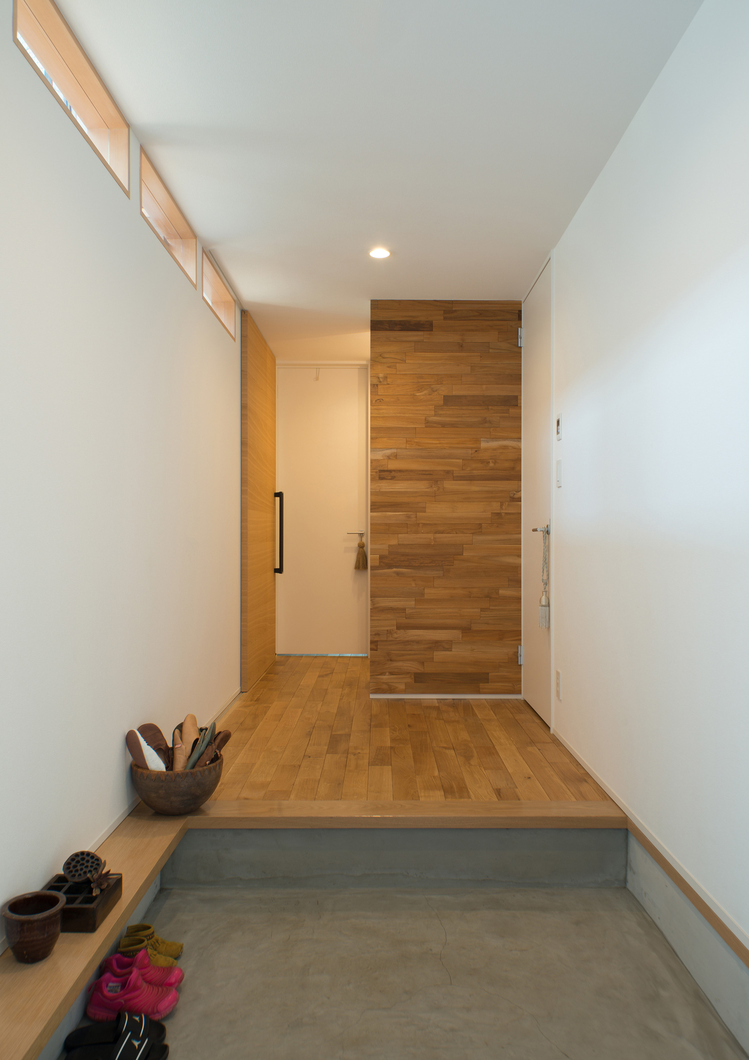 壁やフローリングに木を使用した温かみのある室内・デザイン住宅 注文住宅・デザイン住宅建築実例_『CASE530 ミクストメディア』_玄関