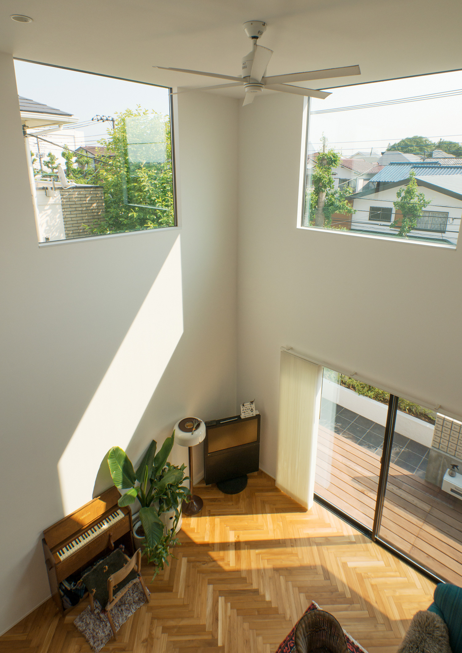 窓やシーリングファンがあるシンプルな吹き抜け・デザイン住宅 注文住宅・デザイン住宅建築実例_『CASE530 ミクストメディア』_LDK