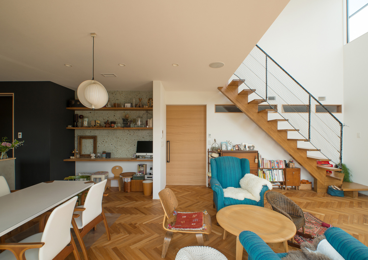 壁付けデスクのワークスペースがあるヘリンボーン床のLDK・デザイン住宅 注文住宅・デザイン住宅建築実例_『CASE530 ミクストメディア』_LDK