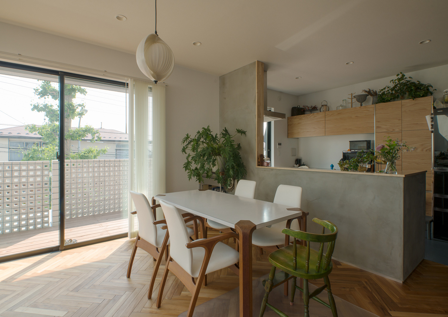 ウッドデッキのテラスとフラットに繋がる開放感のあるLDK・デザイン住宅 注文住宅・デザイン住宅建築実例_『CASE530 ミクストメディア』_LDK