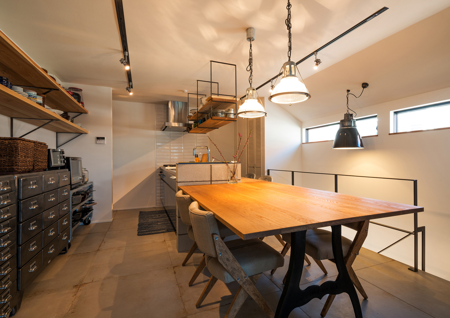 キッチンと一体型のダイニングテーブルがあるナチュラルなLDK・デザイン住宅 注文住宅・デザイン住宅建築実例_『CASE531 素地』_キッチン