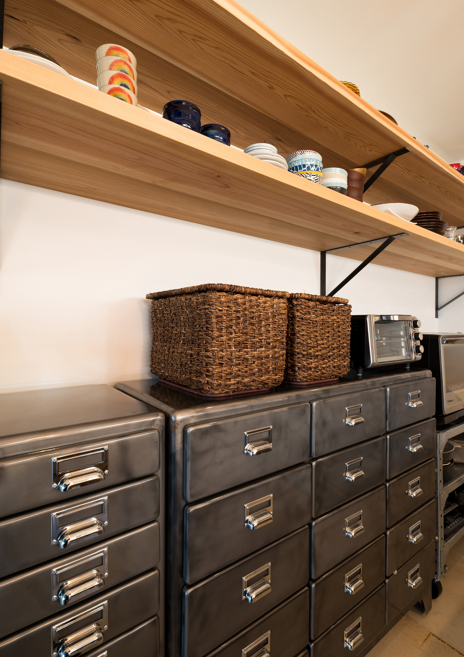 壁付けの食器棚や収納ボックスがあるキッチン・デザイン住宅 注文住宅・デザイン住宅建築実例_『CASE531 素地』_LDK