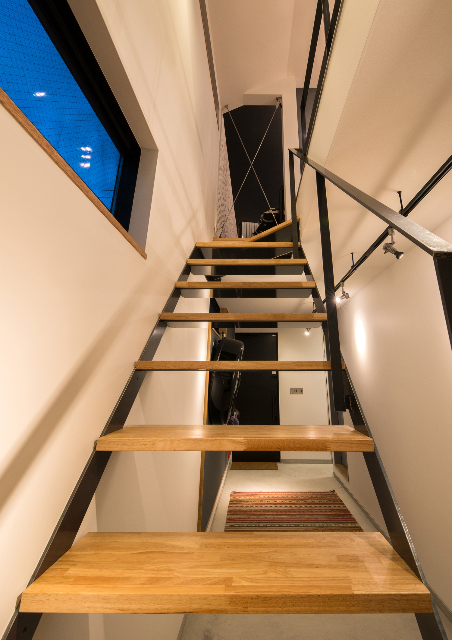 アイアンの手すりを取り付けた木のスケルトン階段・デザイン住宅 注文住宅・デザイン住宅建築実例_『CASE531 素地』_階段