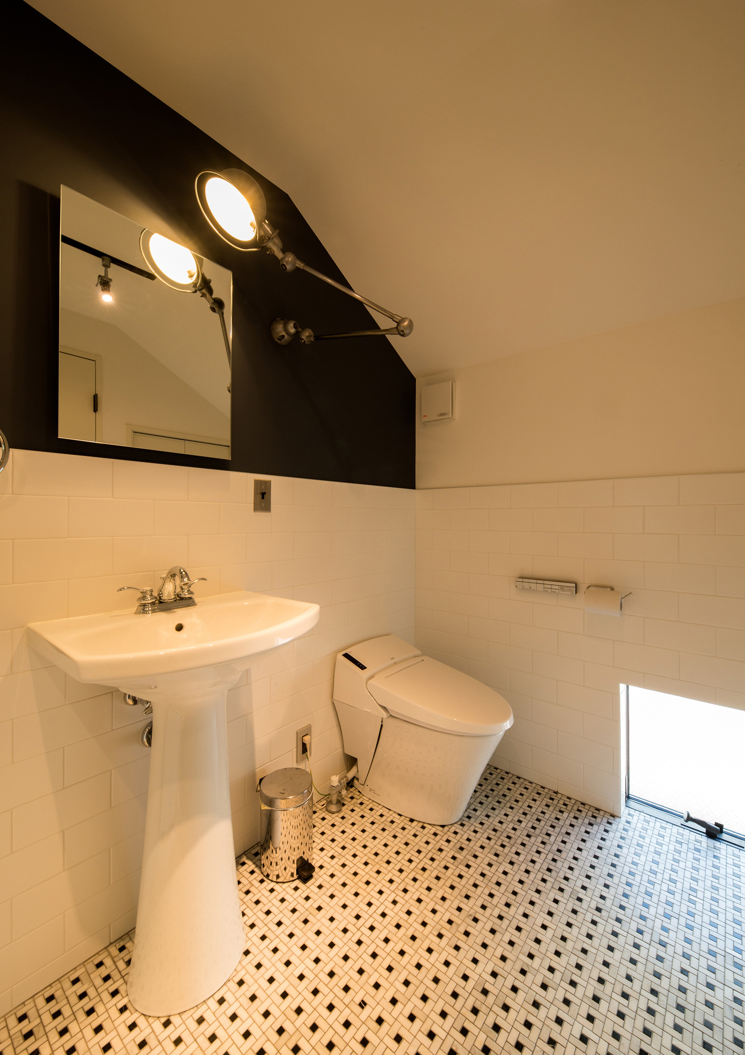 タイル床で手洗いカウンターがある母屋下がりのトイレ・デザイン住宅 注文住宅・デザイン住宅建築実例_『CASE531 素地』_トイレ