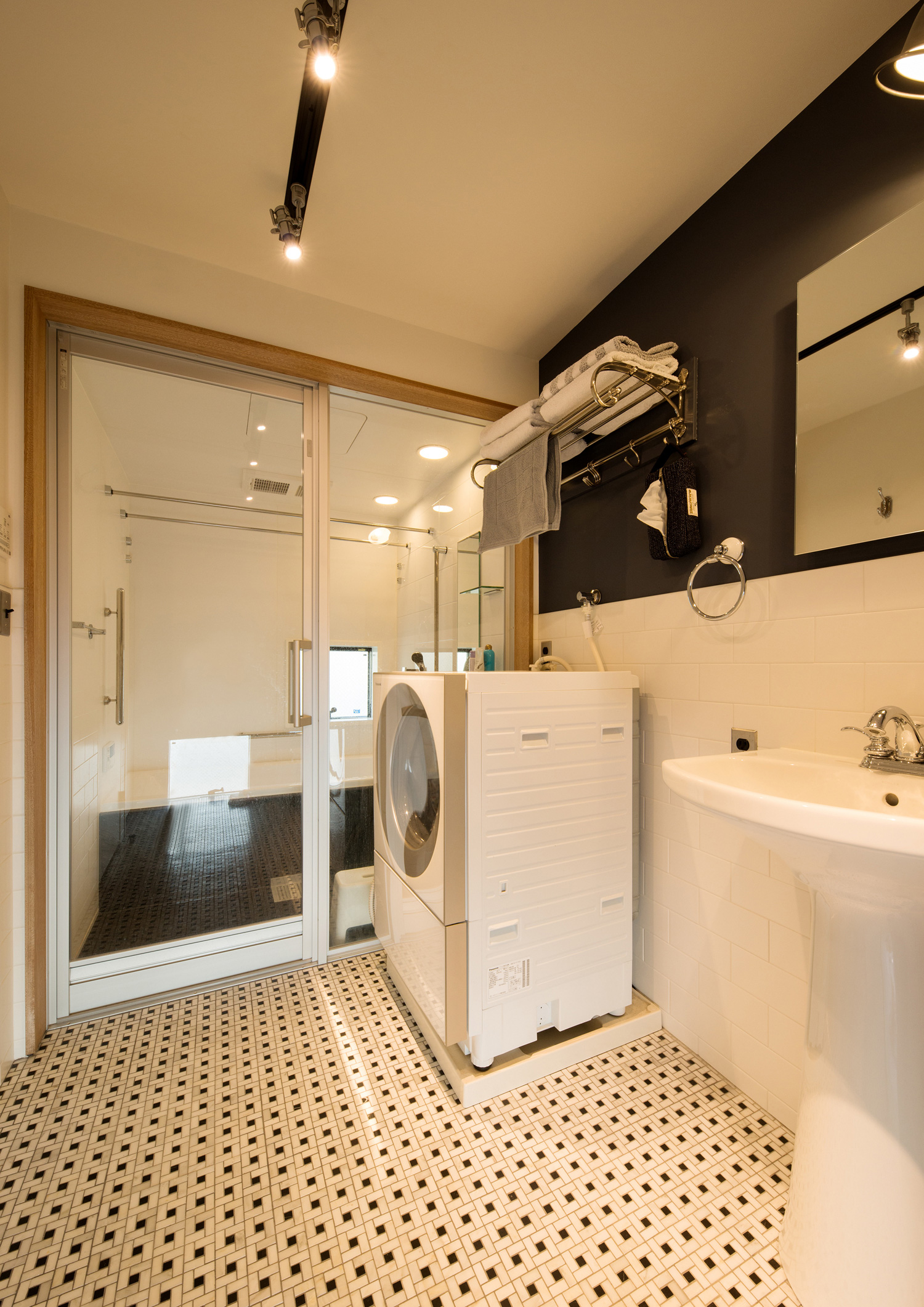 ガラス扉が取り付けられた浴室に面したタイル床の洗面所・デザイン住宅 注文住宅・デザイン住宅建築実例_『CASE531 素地』_浴室・洗面所