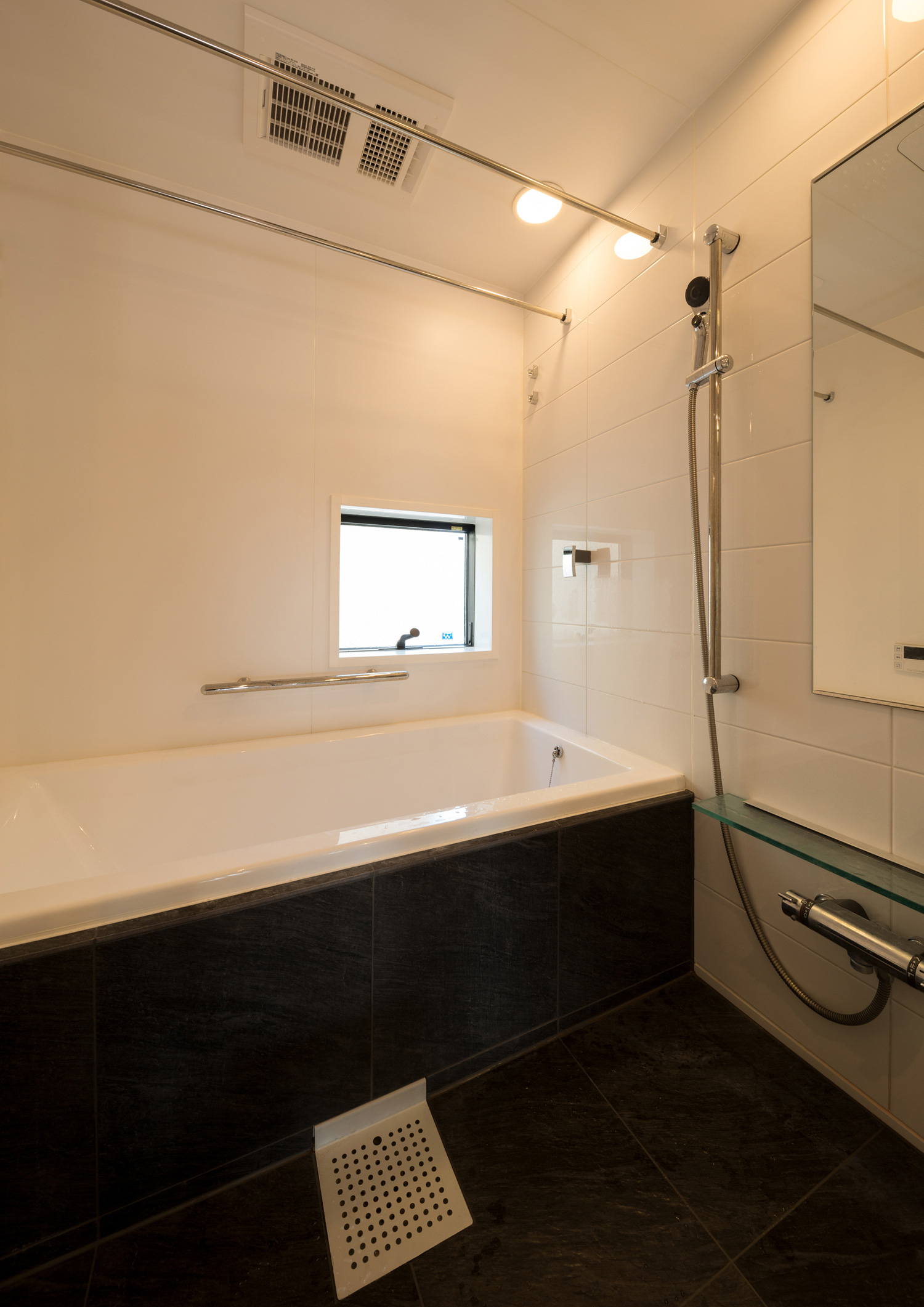 黒い床のスタイリッシュな浴室・デザイン住宅 注文住宅・デザイン住宅建築実例_『CASE531 素地』_浴室・洗面所