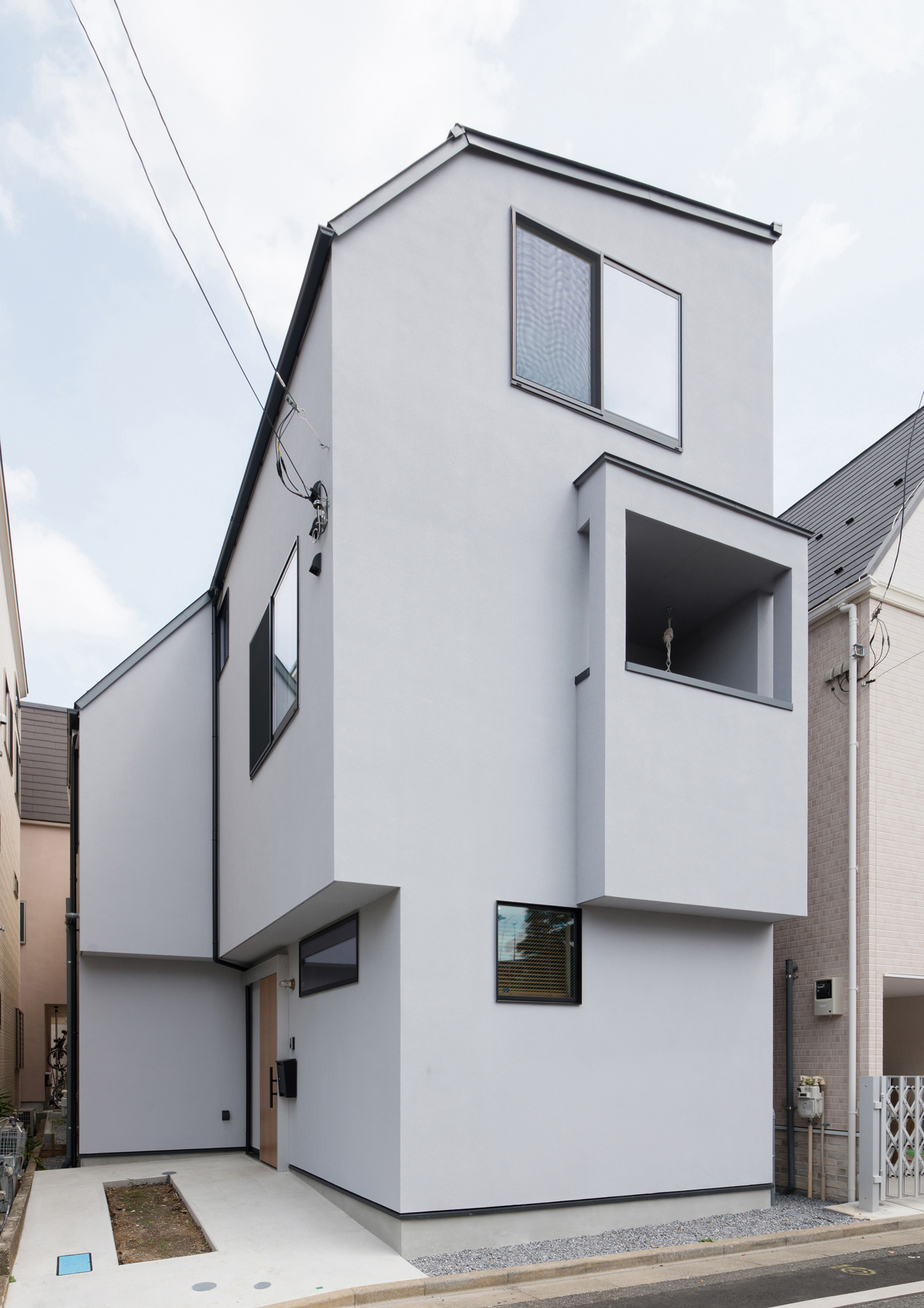 住宅地に建つグレーの外壁のシンプルな三階建て住宅・デザイン住宅 注文住宅・デザイン住宅建築実例_『CASE540 urban simple house』_外観