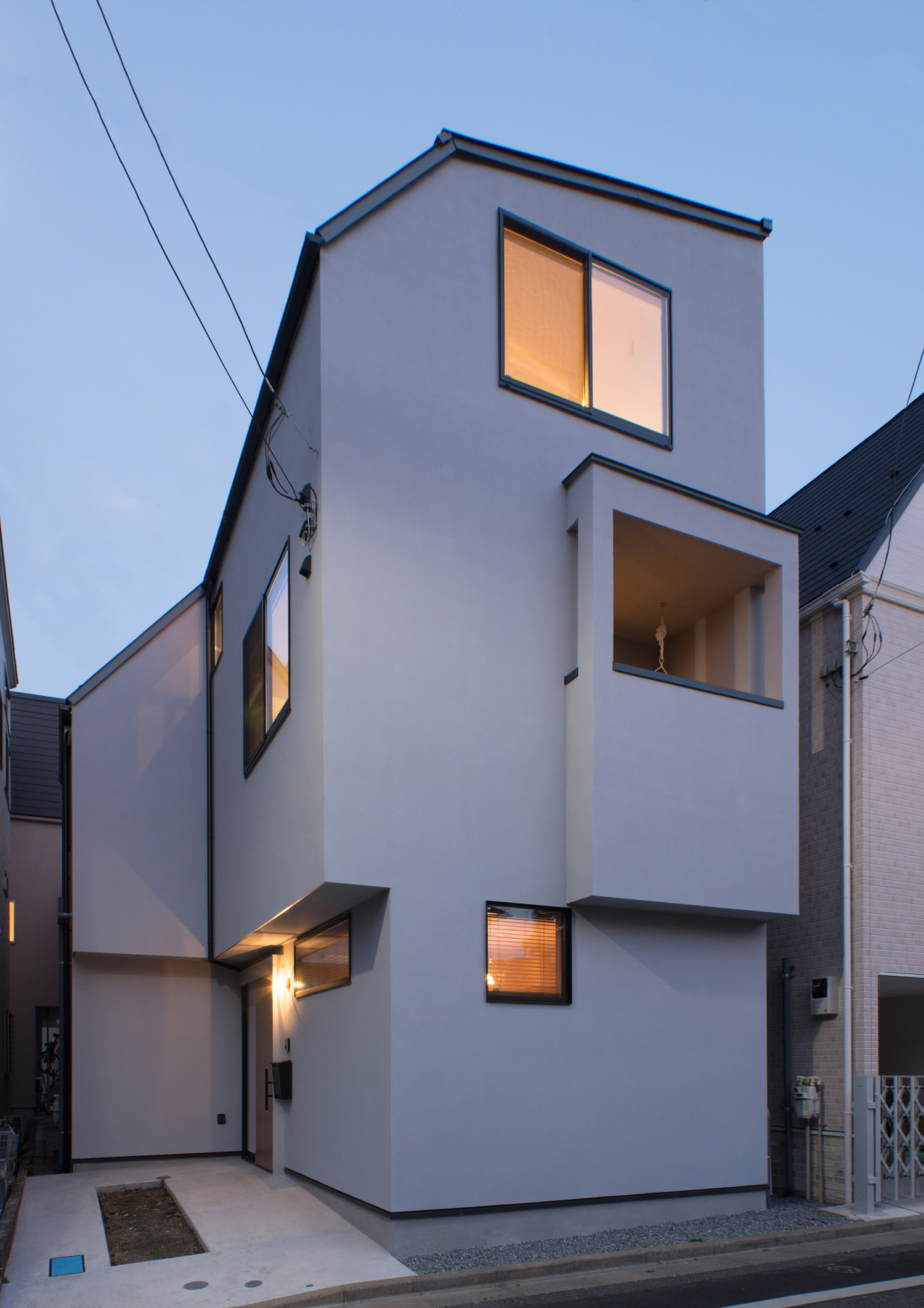 玄関の壁に照明を取り付けたグレーの外壁のスタイリッシュな外観・デザイン住宅 注文住宅・デザイン住宅建築実例_『CASE540 urban simple house』_外観