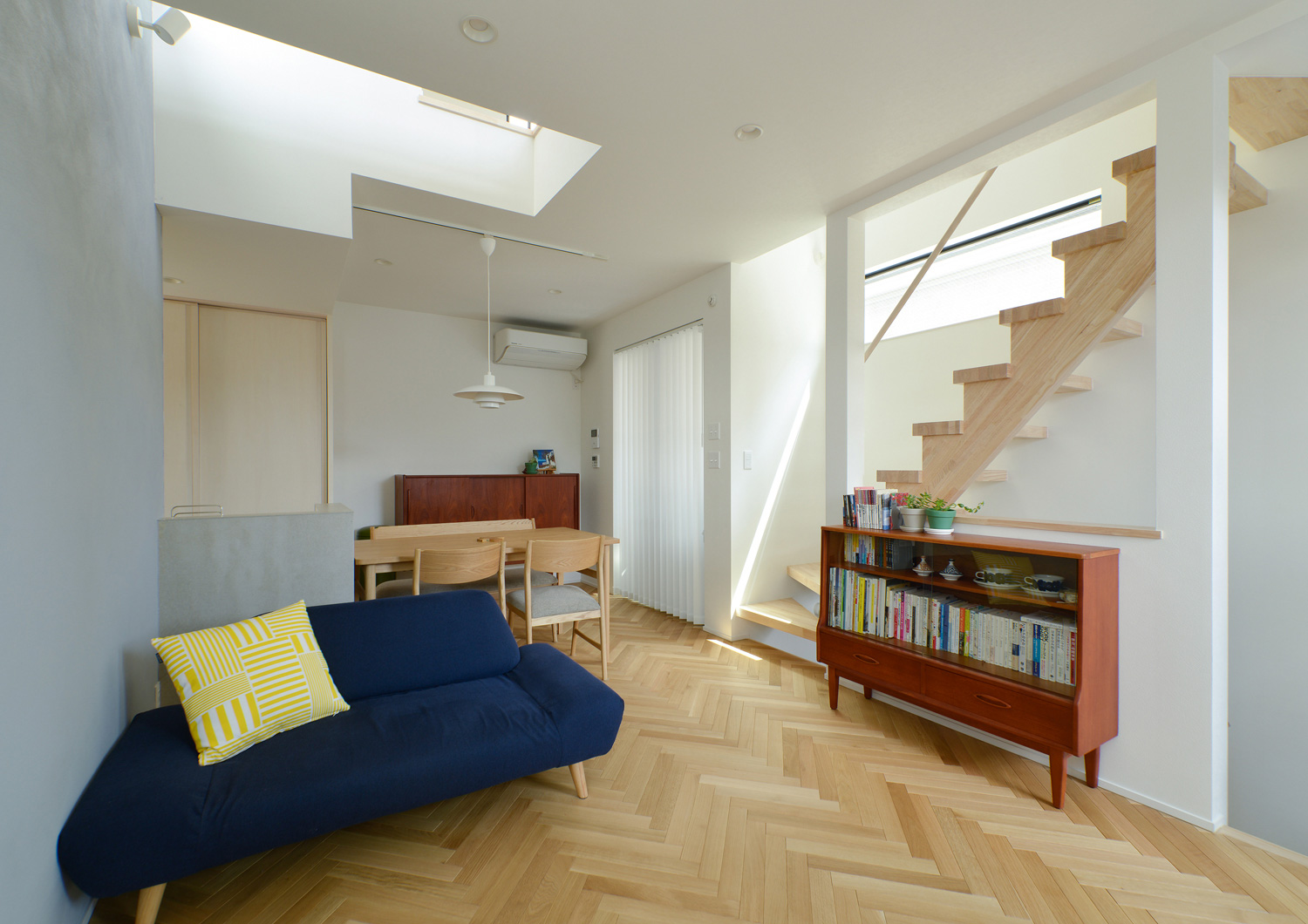 吹き抜けがあるヘリンボーン床のおしゃれなLDK・デザイン住宅 注文住宅・デザイン住宅建築実例_『CASE540 urban simple house』_LDK