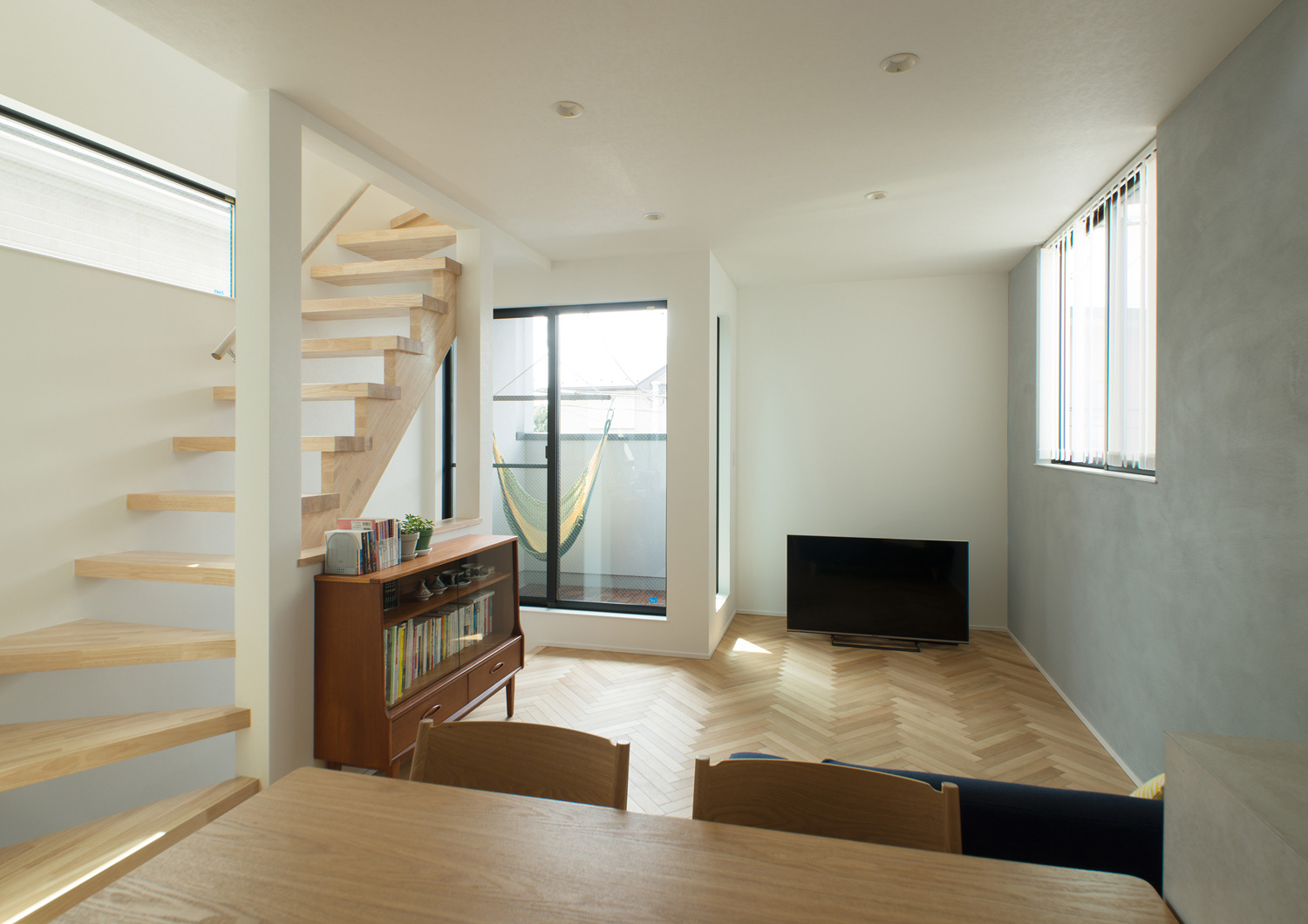 バルコニーに面した窓がある明るいLDK・デザイン住宅 注文住宅・デザイン住宅建築実例_『CASE540 urban simple house』_LDK