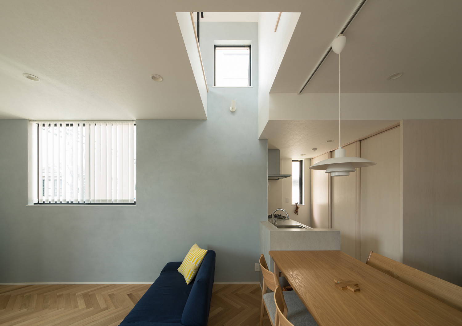 吹き抜けがある、グレーのアクセントウォールを設けたLDK・デザイン住宅 注文住宅・デザイン住宅建築実例_『CASE540 urban simple house』_LDK