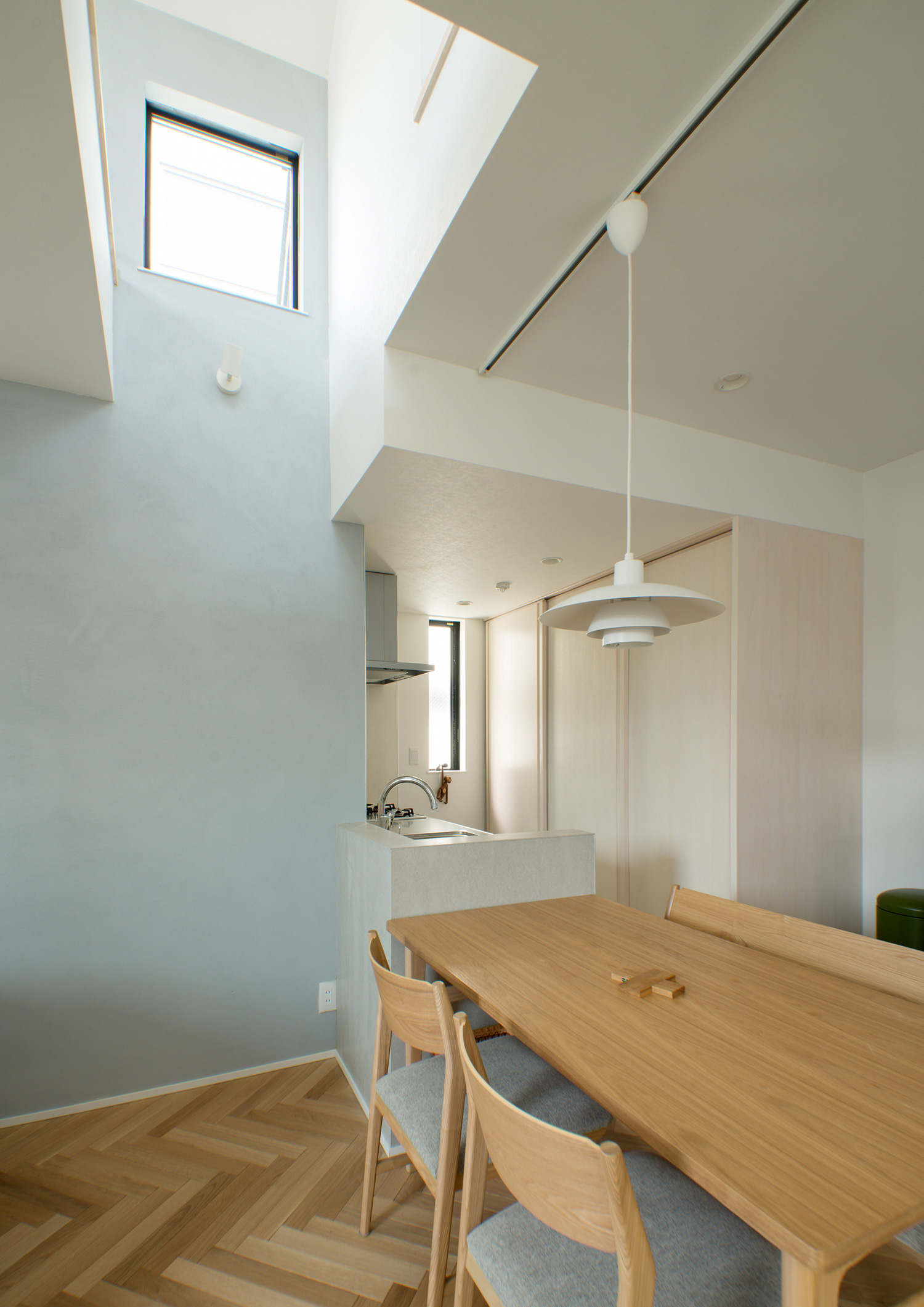 ヘリンボーン床で吹き抜けがある北欧風のLDK・デザイン住宅 注文住宅・デザイン住宅建築実例_『CASE540 urban simple house』_LDK