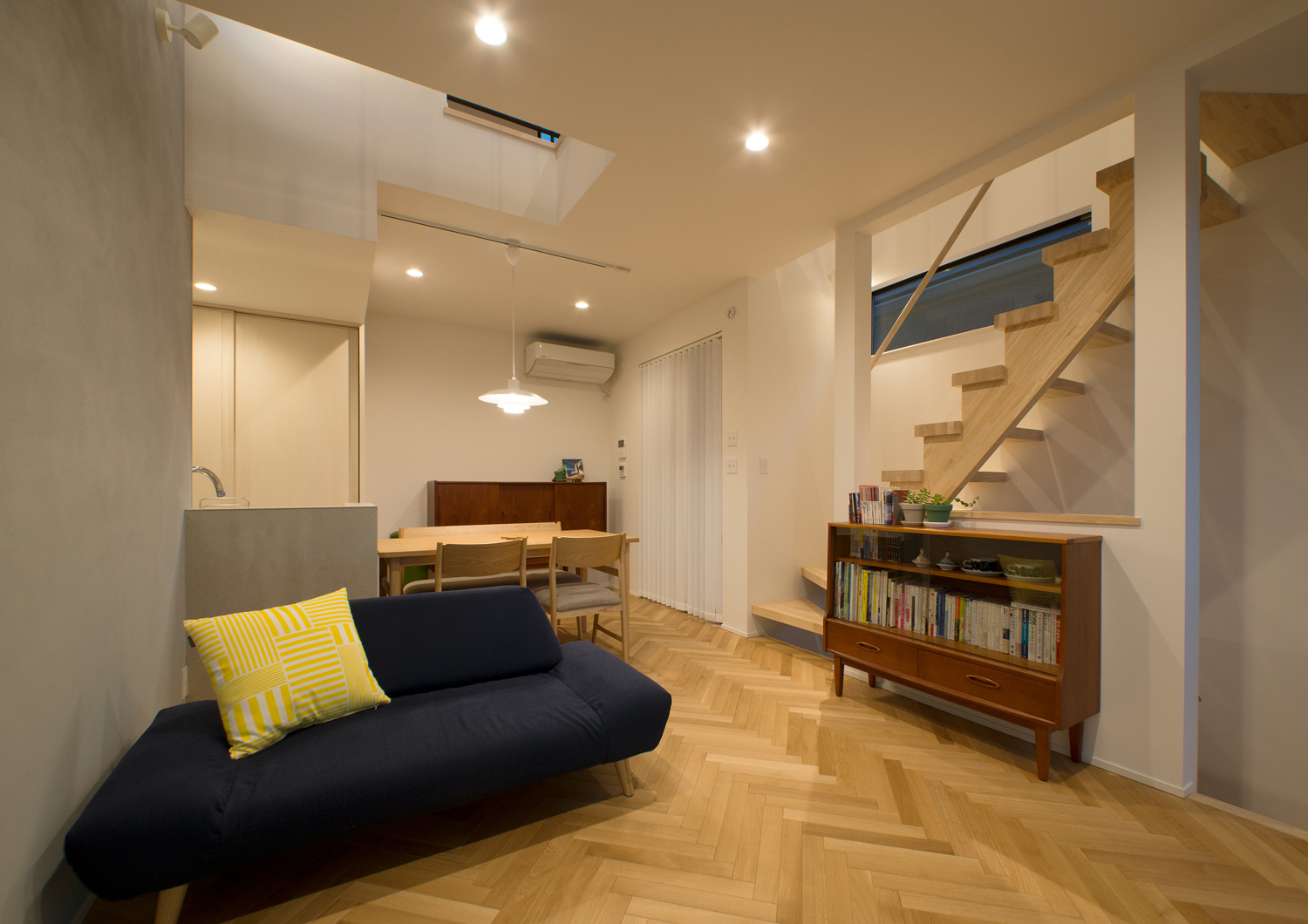 ダウンライトやペンダントライトを取り付けたヘリンボーン床のLDK・デザイン住宅 注文住宅・デザイン住宅建築実例_『CASE540 urban simple house』_LDK