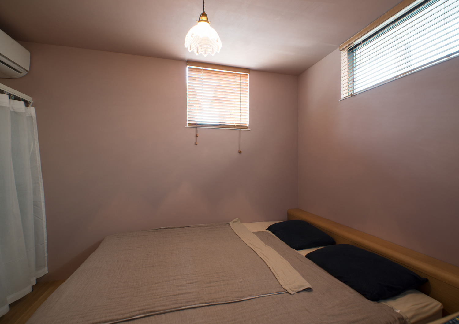 窓にブラインドを取り付けたピンクのクロス寝室・デザイン住宅 注文住宅・デザイン住宅建築実例_『CASE540 urban simple house』_寝室