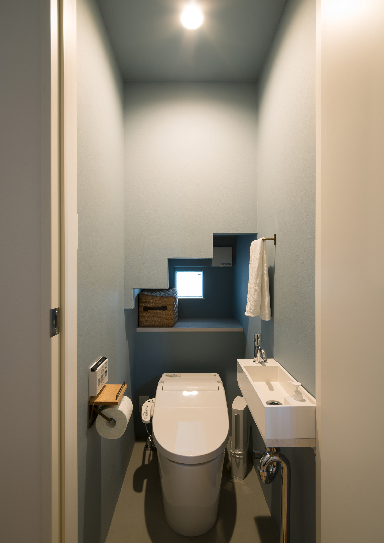 薄型手洗いや収納スペースを設けたシンプルなトイレ・デザイン住宅 注文住宅・デザイン住宅建築実例_『CASE540 urban simple house』_トイレ