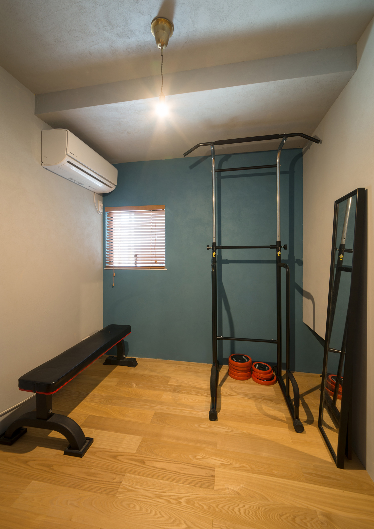 トレーニング器具を置いたアクセントクロスのある個室・デザイン住宅 注文住宅・デザイン住宅建築実例_『CASE540 urban simple house』_フリースペース