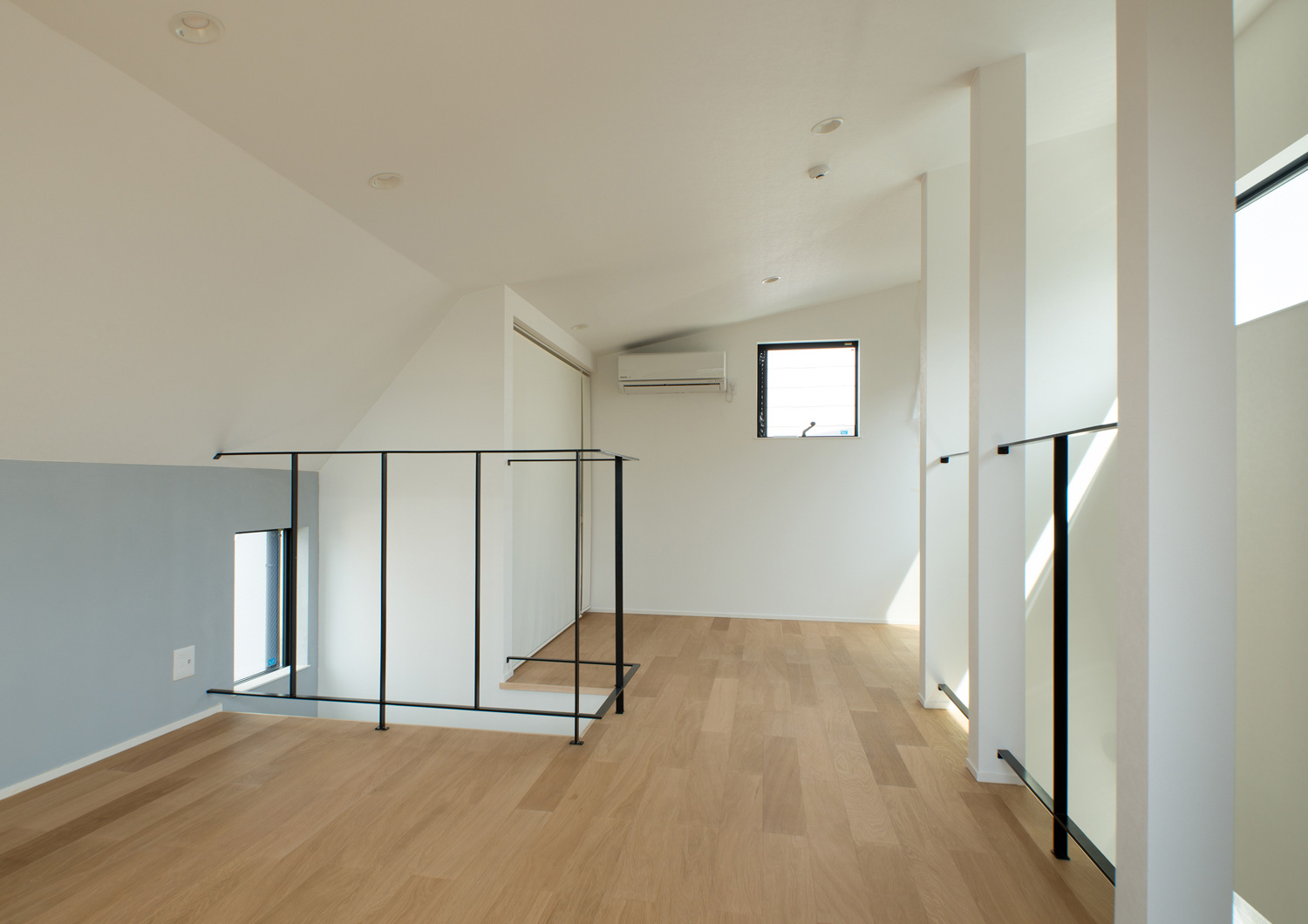 小さな窓が沢山ある吹き抜けに面した明るいフロア・デザイン住宅 注文住宅・デザイン住宅建築実例_『CASE540 urban simple house』_フリースペース