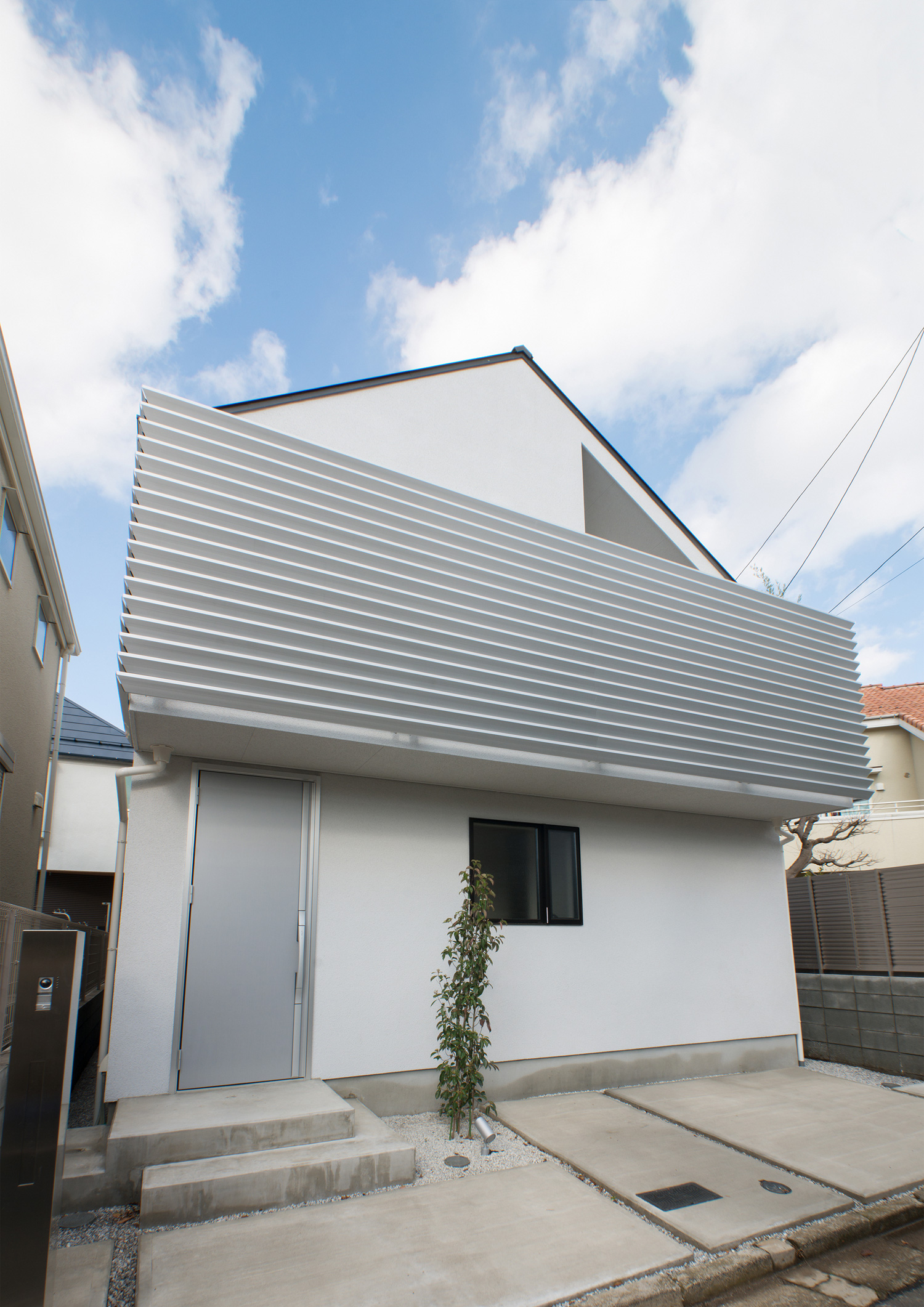 白とシルバーでまとめた、シンプルでスタイリッシュな三角屋根の家・デザイン住宅 注文住宅・デザイン住宅建築実例_『CASE541 寄棟天井のある家』_外観